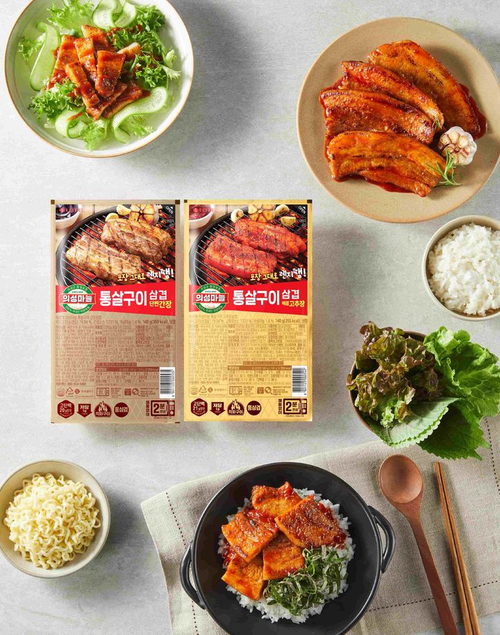 [서울=뉴시스] 의성마늘 통살구이 삼겹 2종(사진=롯데웰푸드 제공) *재판매 및 DB 금지