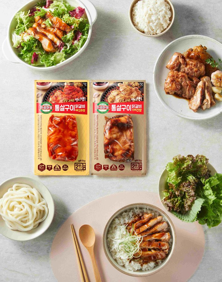 [서울=뉴시스] 의성마늘 통살구이 닭갈비 2종(사진=롯데웰푸드 제공) *재판매 및 DB 금지