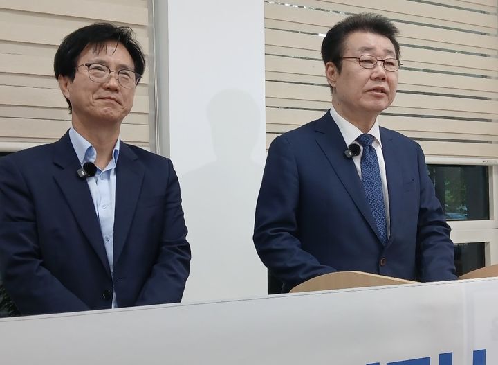 [대전=뉴시스] 조명휘 기자 = (왼쪽) 윤정병 전 대전서부교육지원청 교육장이 11일 대전시의회 기자실에서 성광진(68) 대전시교육감 후보와 함께 회견을 열고 상임선대위원장 수락의사를 밝히고 있다. 2026.05.11. photo@newsis.com *재판매 및 DB 금지