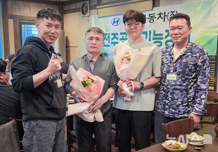 [완주=뉴시스]윤난슬 기자 = 왼쪽부터 현대자동차 전주공장 기능장회 총무 최현록씨, 상반기 기능장 합격자 나선상씨(위험물), 김남윤씨(자동차정비), 기능장회 회장 유대희씨. (사진=현대차 전주공장 제공) photo@newsis.com 