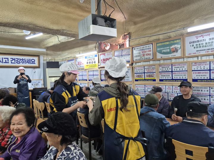 [서울=뉴시스] 중기연합봉사단의 '따뜻한 한 끼 나눔 봉사활동' (사진=중소기업사랑나눔재단 제공) 2026.05.11. photo@newsis.com *재판매 및 DB 금지