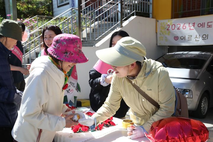 [서울=뉴시스] hy, 어버이날 맞아 '찾아가는 카네이션 행사' 진행(사진=hy 제공) *재판매 및 DB 금지
