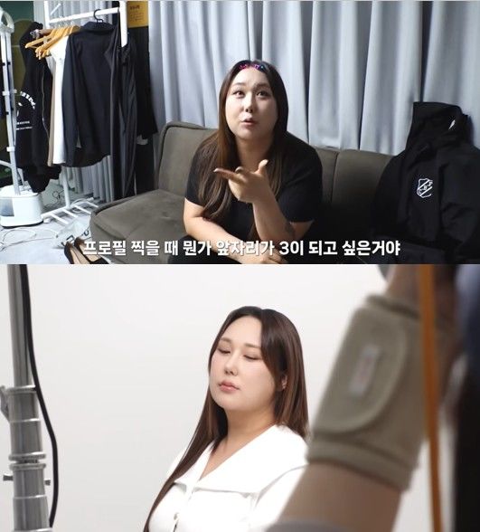 [서울=뉴시스] 32kg 감량에 성공한 풍자가 화이트 셔츠를 입고 한층 단아하고 세련된 분위기 속에서 프로필 촬영 현장을 공개했다. (사진 출처= 유튜브 '풍자테레비' 캡처)