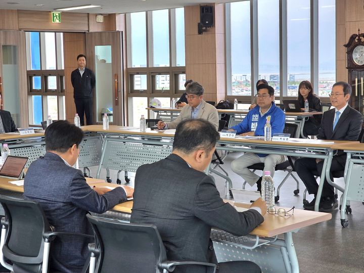 [인천=뉴시스] 전예준 기자 = 더불어민주당 박찬대(오른쪽 두번째) 인천시장 예비후보가 11일 인천 연수구 선광신컨테이너터미널 7층 회의실에서 인천 항만 업계 관계자들과 간담회를 하고 있다. 2026.05.11. kok@newsis.com *재판매 및 DB 금지