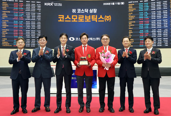 한국거래소 코스닥시장본부는 11일 오전9시 서울 여의도 사옥 홍보관에서 코스모로보틱스 상장기념식을 개최했다. (왼쪽부터) 박종식 한국IR협의회 부회장, 안승근 코스닥협회 부회장, 민경욱 한국거래소 코스닥시장본부장, 오주영 코스모로보틱스 대표, 강곤 코스모로보틱스 대표, 고경모 유진투자증권 대표, 김형진 NH투자증권 IB사업부 대표. (사진=한국거래소 제공) photo@newsis.com *재판매 및 DB 금지