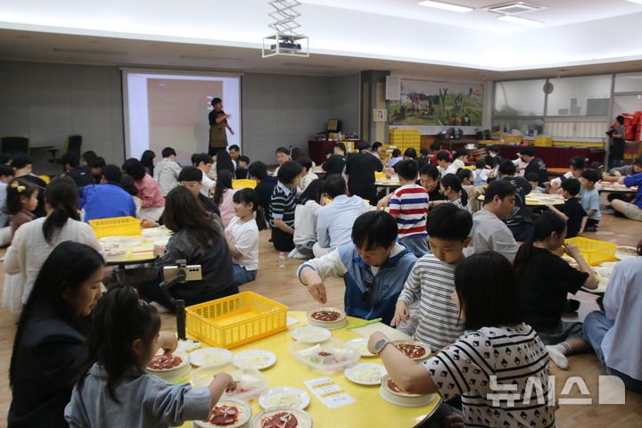 [광주=뉴시스]전북 임실 치즈테마파크에서 금호타이어 사원 및 가족들이 피자만들기 체험을 하고 있다.