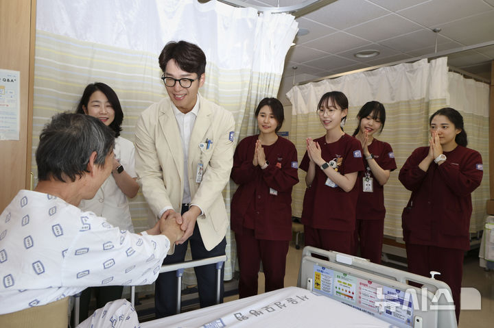 [서울=뉴시스] 11일 가톨릭대학교 서울성모병원에 따르면 2만 번째 로봇수술은 갑상선내분비외과 김광순 교수가 집도한 단일공 로봇수술이다. 해당 환자는 일차성 알도스테론증(Primary Aldosteronism)으로 오랜 기간 추적관찰 진료 후 단일공 로봇 후복막접근 부신절제술로 치료받고, 수술 후 다음날인 지난달 24일 건강하게 퇴원했다. (사진=서울성모병원 제공) 2026.05.11. photo@newsis.com