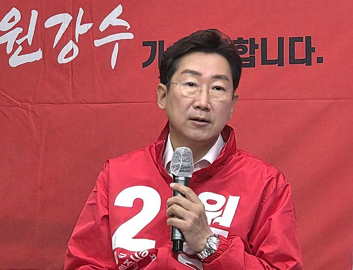 [원주=뉴시스] 이덕화 기자 = 국민의힘 원강수 원주시장 후보가 11일 기자회견을 열고 시민 누구나 비용 부담 없이 자유롭게 이동할 수 있는 '원주형 대중교통 체계 구축' 공약을 발표하고 있다. 2026.05.11. wonder8768@newsis.com *재판매 및 DB 금지