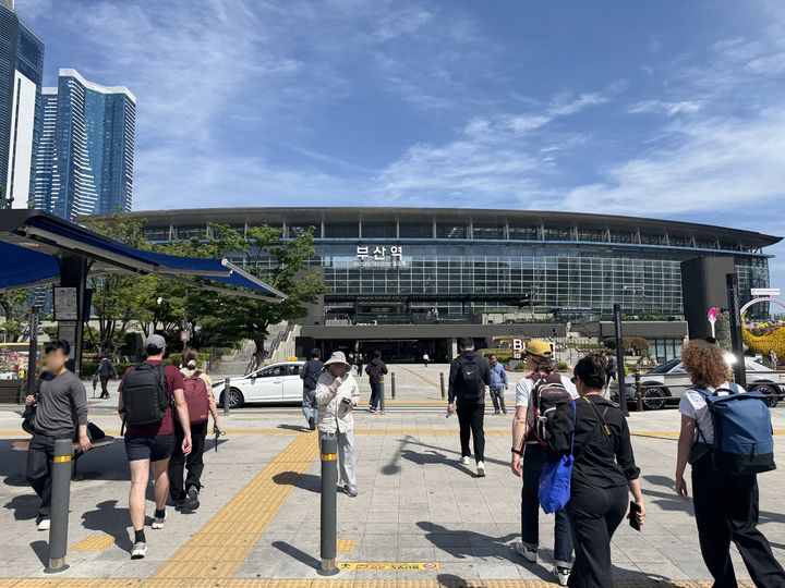 [부산=뉴시스] 백팩 등을 메고 부산역으로 향하는 외국인 관광객들의 모습. 동효정 기자 2025.05.11. vivid@newsis.com *재판매 및 DB 금지