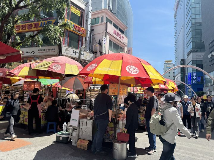 [부산=뉴시스] BIFF광장 씨앗호떡 등 노점상을 찾은 외국인 관광객들의 모습. (사진=동효정 기자) 2026.05.11. *재판매 및 DB 금지