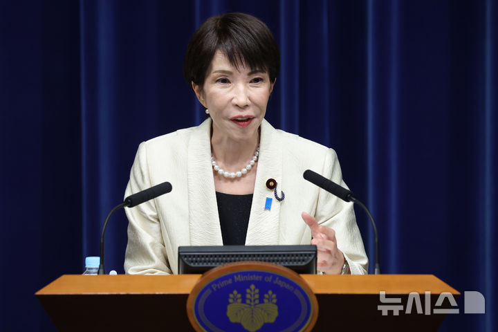 [도쿄=AP/뉴시스] 스콧 베선트 미국 재무장관이 12일 다카이치 사나에 일본 총리, 가타야마 사쓰키 재무상 등과 미일 경제관계를 논의한다. 사진은 지난 2월 다카이치 총리가 도쿄 총리관저에서 기자회견을 하고 있는 모습. 2026.05.11.