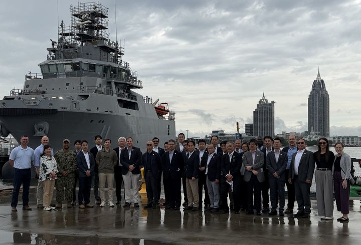 [서울=뉴시스] 지난달 말 일본 조선업계 대표단이 미국 앨라배마주 모빌에 있는 오스탈 조선소를 찾아 현지 관계자들과 기념촬영을 하고 있다. (사진=미국 국제무역청 제공) 2026.05.11 photo@newsis.com *재판매 및 DB 금지