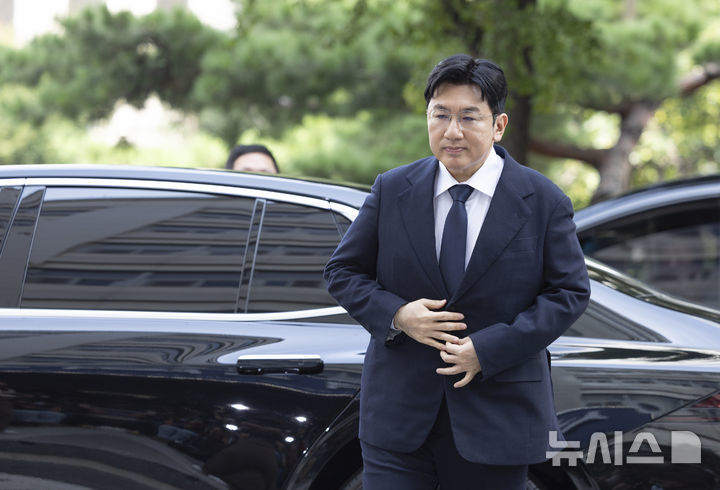 [서울=뉴시스] 김근수 기자 = 방시혁 하이브 의장이 지난해 9월 15일 오전 서울 마포구 서울경찰청 광역수사단 금융범죄수사대에서 조사를 받기 위해 출석하고 있다. 2025.09.15. ks@newsis.com *재판매 및 DB 금지