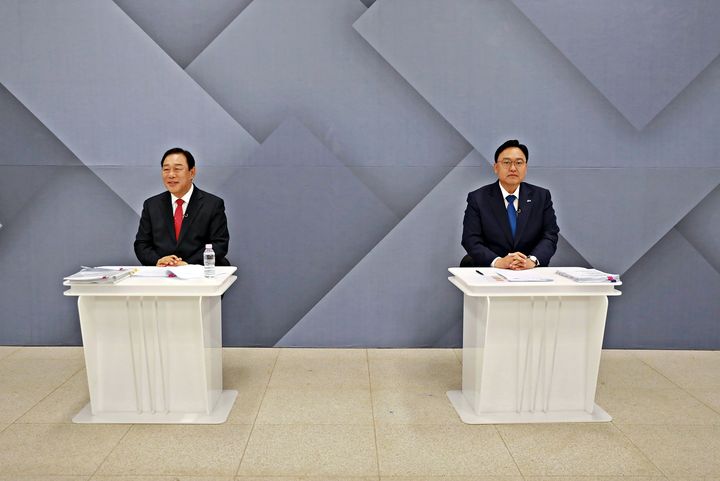 [세종=뉴시스] 송승화 기자 = 11일 세종시 출입기자단과 SK브로드밴드 세종방송이 공동 주최한 세종시장 후보자 토론회 시작전 국민의힘 (왼쪽)최민호, 더불어민주당 조상호 후보가 기념사진을 찍고 있다. 2026.05.11. ssong1007@newsis.com *재판매 및 DB 금지