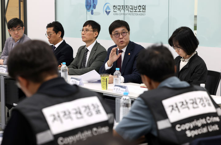 문체부 최휘영 장관이 저작권보호원을 방문한 모습 관련 사진