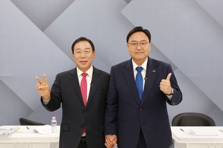 [세종=뉴시스] 송승화 기자 = 11일 세종시 출입기자단과 SK브로드밴드 세종방송이 공동 주최한 후보자 토론회 시작전 국민의힘 (왼쪽)최민호, 더불어민주당 조상호 후보가 사진을 찍고 있다.. 2026.05.11. ssong1007@newsis.com *재판매 및 DB 금지