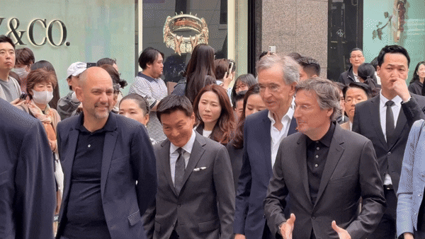 [서울=뉴시스] 권민지 기자 = 3년만에 한국을 찾은 베르나르 아르노 루이비통모에헤네시(LVMH) 회장. 첫 일정으로 서울 소공동에 위치한 신세계백화점 본점을 찾았다. '루이비통 비저너리 저니 서울'의 외관을 둘러본 박주형 신세계백화점 대표(왼쪽 2번째)와 아르노 회장(오른쪽 2번째)이 매장 내부로 이동하는 모습. 2026.05.11. ming@newsis.com *재판매 및 DB 금지