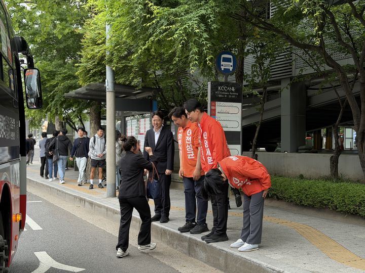 [화성=뉴시스] 개혁신당 전성균 후보(오른쪽에서 세번째)가 11일 서울 강남역에서 이준석 대표 등과 동탄에서 출발한 버스에서 내린 시민들을 만나 인사하고 있다. (사진=전성균 후보 선거사무소 제공) 2026.05.11. photo@newsis.com *재판매 및 DB 금지
