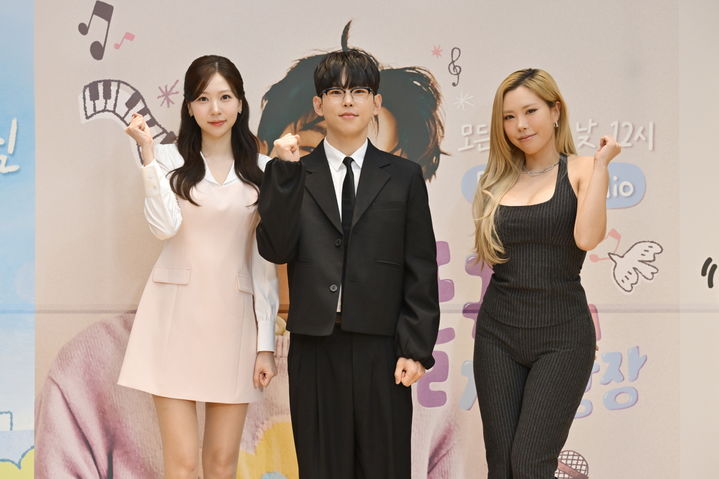 [서울=뉴시스] 11일 서울 여의도 KBS 본관에서 진행된 '2026 KBS 쿨FM 개편 기자간담회'에서 새 DJ로 발탁된 가수 폴킴, 댄서 겸 방송인 가비, 허유원 아나운서가 포즈를 취하고 있다. (사진=KBS 제공) 2026.05.11. photo@newsis.com *재판매 및 DB 금지