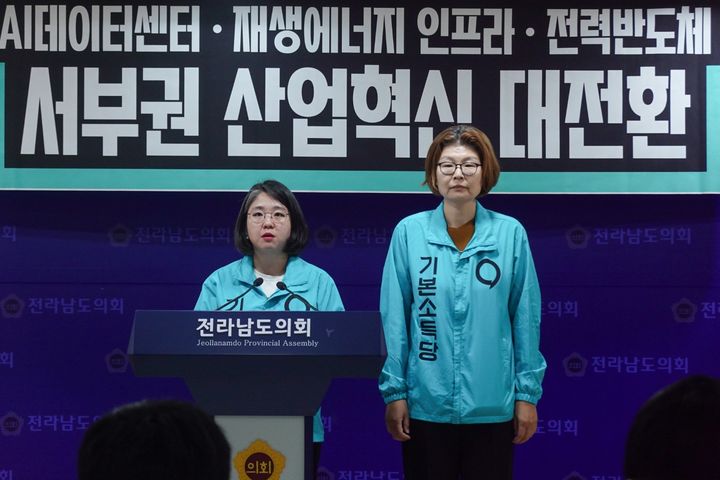 [무안=뉴시스] 기본소득당 용혜인 대표가 11일 오전 전남도의회 브리핑룸에서 문지영 전남광주특별시의원 비례대표 후보와 함께 서부권 산업혁신 대전환 공약을 발표하고 있다. (사진 = 기본소득당 제공). 2026.05.11. photo@newsis.com *재판매 및 DB 금지