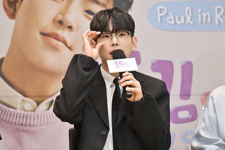 [서울=뉴시스] 11일 서울 여의도 KBS 본관에서 진행된 '2026 KBS 쿨FM 개편 기자간담회'에서 새 DJ로 발탁된 가수 폴킴이 질의응답을 하고 있다. (사진=KBS 제공) 2026.05.11. photo@newsis.com *재판매 및 DB 금지
