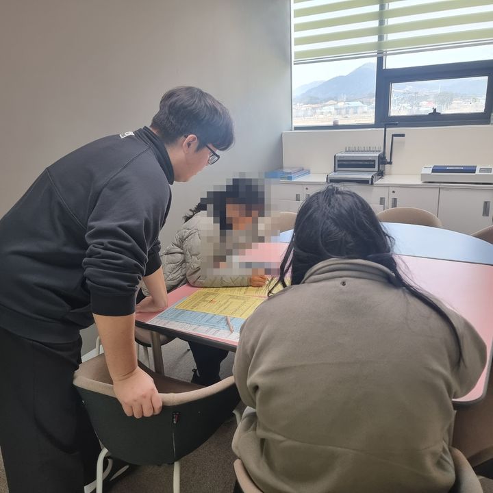 [고성(경남)=뉴시스] 신정철 기자= 경남 고성군의 학교 밖 청소년 12명이 지난 9일 상반기 검정고시에 전원 합격했다. 사진은 고성군 학교밖청소년지원센터에서 검정고시를 준비하고 있는 청소년들의 수업 모습.(사진=고성군 제공).2026.05.11. photo@newsis.com *재판매 및 DB 금지
