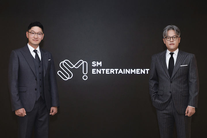 [서울=뉴시스] 왼쪽부터 SM 탁영준, 장철혁 공동 대표. (사진 = SM엔터테인먼트 제공) 2026.05.11. photo@newsis.com *재판매 및 DB 금지