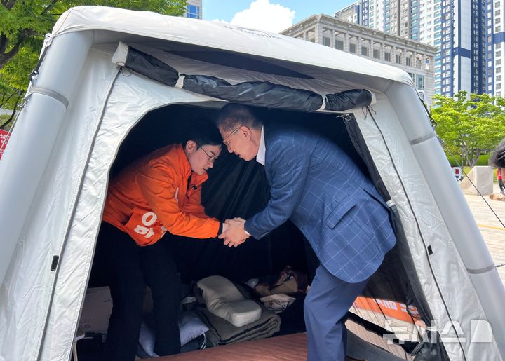 [부산=뉴시스] 원동화 기자 = 박형준 국민의힘 부산시장 후보(오른쪽)가 11일 부산 연제구 부산시청 앞에서 단식 농성 중인 정이한 개혁신당 부산시장 후보를 찾았다. 2026.05.11. dhwon@newsis.com