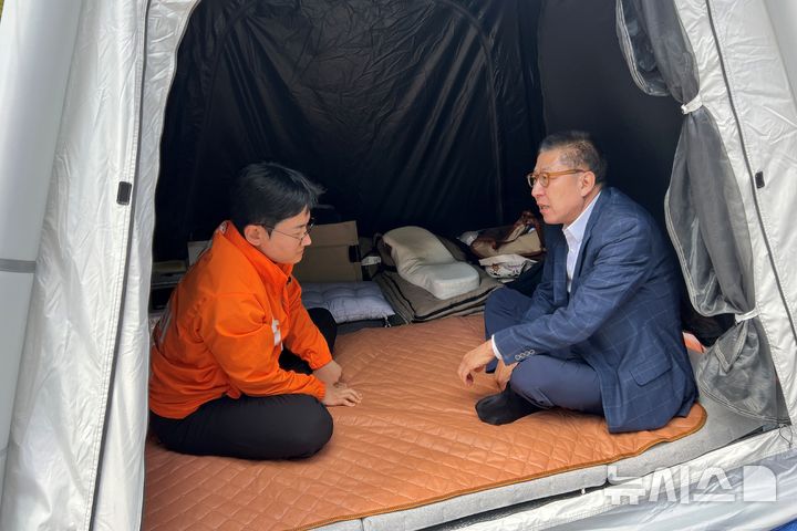 [부산=뉴시스] 원동화 기자 = 박형준 국민의힘 부산시장 후보(오른쪽)가 11일 부산 연제구 부산시청 앞에서 단식 농성 중인 정이한 개혁신당 부산시장 후보를 찾았다. 2026.05.11. dhwon@newsis.com