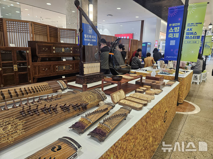 [성남=뉴시스] 지난해 AK플라자 분당점에서 열린 성남시 우수공예품 전시판매전 현장 (사진=성남시 제공) 2026.05.11. photo@newsis.com