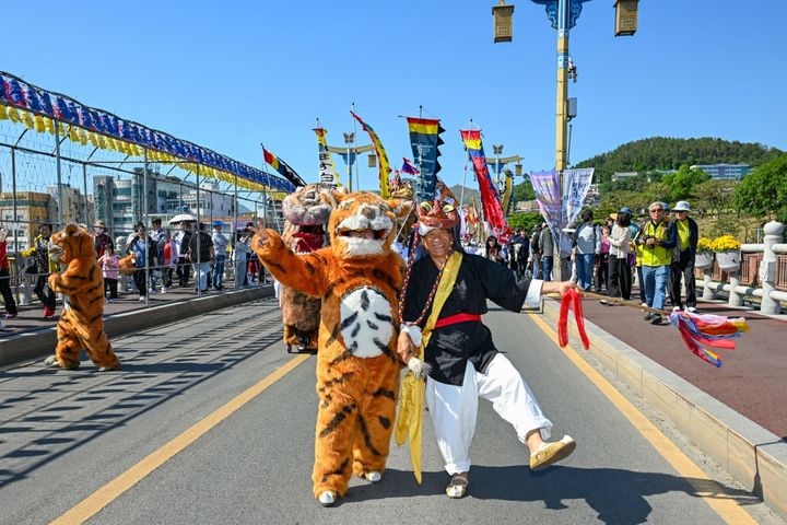 [밀양=뉴시스] 제68회 밀양아리랑대축제에서 거리행진이 펼쳐지고 있다. (사진=밀양시 제공) 2026.05.11. photo@newsis.com *재판매 및 DB 금지