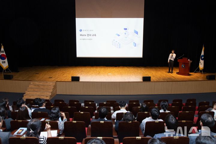 [세종=뉴시스]한국가스공사는 사내 업무 환경에 특화된 전용 인공지능(AI) 모델인 업무 메이트(Mate)를 오픈했다.(사진=가스공사 제공)