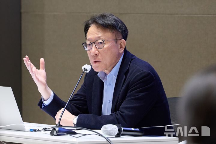 [서울=뉴시스]신성환 한국은행 금융통화위원회(금통위) 위원이 11일 오전 간담회에서 발언하고 있다. (사진 = 한은 제공) 2026.05.11. photo@newsis.com *재판매 및 DB 금지