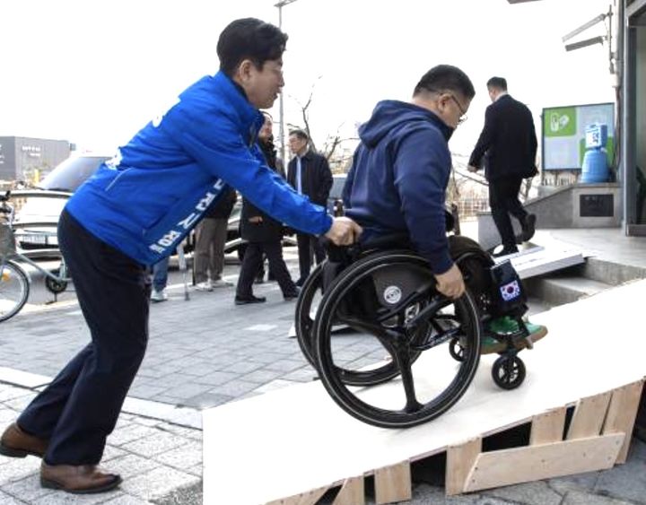[대전=뉴시스] 허태정 더불어민주당 대전시장 후보가 장애인 휠체어를 밀고 있다. (사진= 허 후보 선대위 제공) *재판매 및 DB 금지