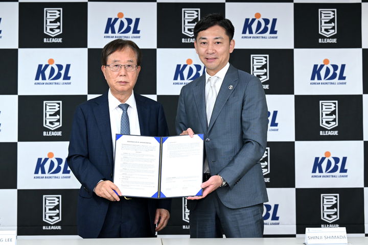 [서울=뉴시스] 업무협약서를 교환하는 이수광 KBL 총재와 시마다 신지 B.리그 커미셔너. (사진=KBL 제공) 2026.05.11. photo@newsis.com *재판매 및 DB 금지