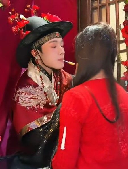 [서울=뉴시스]공연자가 관광객에게 입으로 막대사탕을 건네고 있다. (사진출처:: 틱톡 캡처)