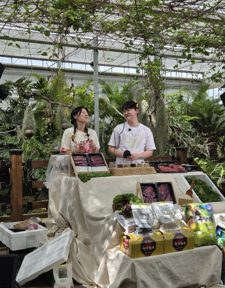 [무안=뉴시스] 남도장터 라이브커머스 장면. (자료사진 = 전남도 제공). 2026.05.11. photo@newsis.com *재판매 및 DB 금지