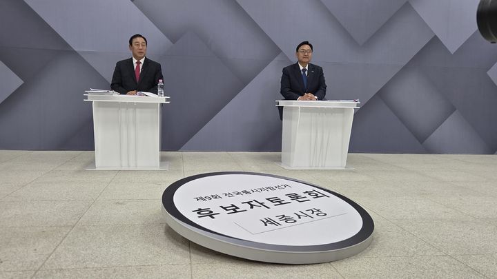 [세종=뉴시스] 송승화 기자 = 11일 세종시 출입기자단과 SK브로드밴드 세종방송이 공동 주최한 세종시장 후보자 토론회 모습. 국민의힘 (왼쪽)최민호, 더불어민주당 조상호 후보. 2026.05.11. photo@newsis.com. *재판매 및 DB 금지