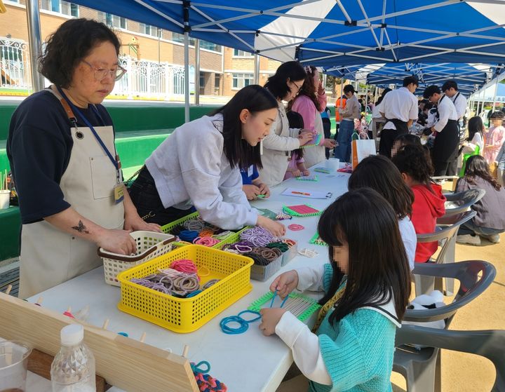 [인천=뉴시스] 인천 동구와 서흥초등학교가 개최한 나눔장터. (사진=동구 제공) 2026.05.11. photo@newsis.com *재판매 및 DB 금지