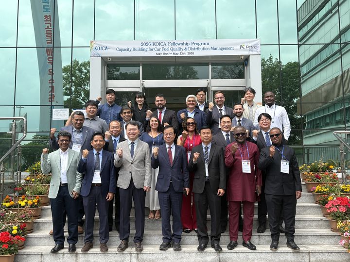 [세종=뉴시스] 한국석유관리원은 오는 23일까지 캄보디아·카메룬·코스타리카·나이지리아·페루·예멘 등 6개국 에너지분야 유관기관 고위관계자 15명을 대상으로 '자동차연료 품질·유통관리 역량강화'를 주제로 글로벌 초청연수를 실시한다고 11일 밝혔다. (사진=석유관리원 제공) 2026.05.11. photo@newsis.com *재판매 및 DB 금지