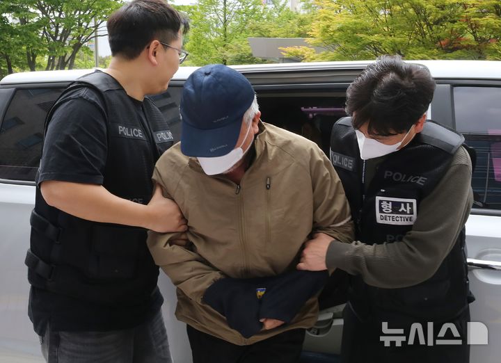 [청주=뉴시스] 서주영 기자 = 충북 청주의 한 노래방에서 지인 2명에게 흉기를 휘둘러 1명을 숨지게 한 60대 남성이 11일 오후 청주지법에서 열린 구속 전 피의자 심문(영장실질심사)에 출석하고 있다. 2026.05.11. juyeong@newsis.com 