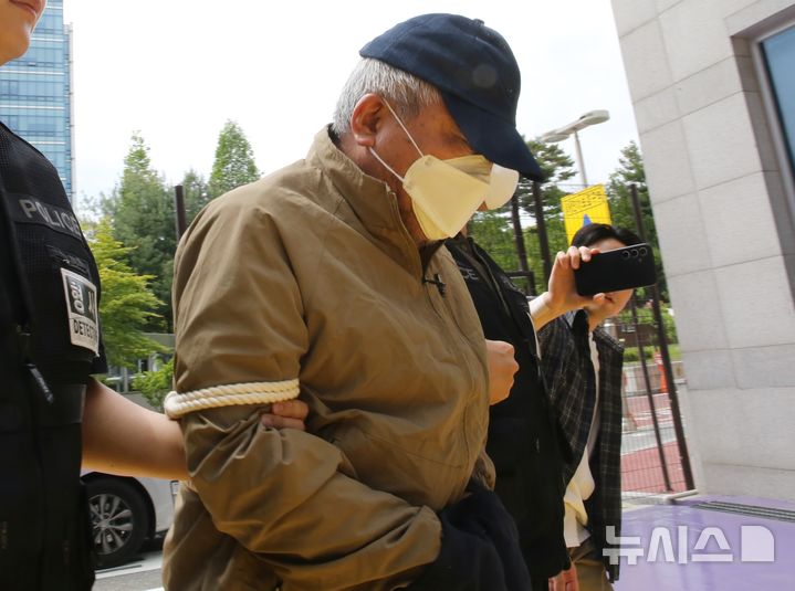 [청주=뉴시스] 서주영 기자 = 충북 청주의 한 노래방에서 지인 2명에게 흉기를 휘둘러 1명을 숨지게 한 60대 남성이 11일 오후 청주지법에서 열린 구속 전 피의자 심문(영장실질심사)에 출석하고 있다. 2026.05.11. juyeong@newsis.com 