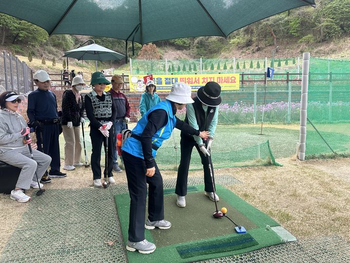 [서울=뉴시스]관악파크골프장에서 '파크골프 생활체육교실' 교육을 수강하고 있는 주민들. (사진=관악구 제공) 2026.05.10. photo@newsis.com *재판매 및 DB 금지