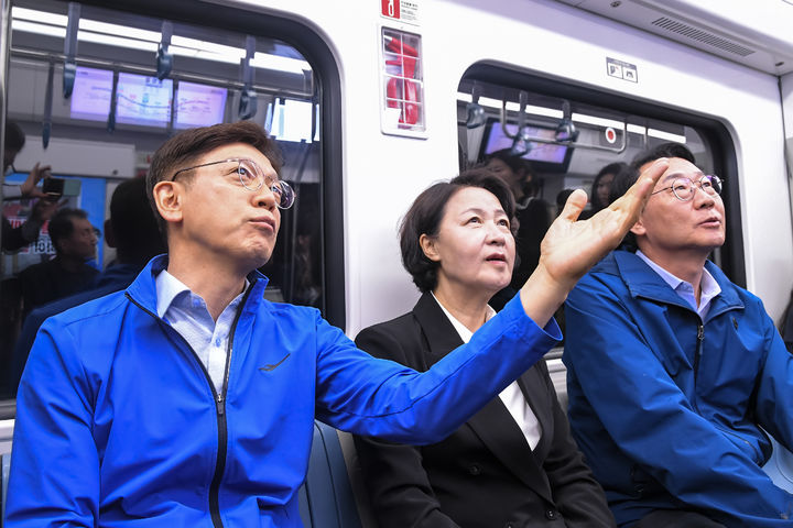 [용인=뉴시스] 더불어민주당 현근택 경기 용인시장 예비후보가 11일 같은당 추미애 경기도지사 후보와 GTX-A에 탑승, 광역급행철도를 점검했다. (사진=현근택 후보 선거사무소 제곰) 2026.05.11. photo@newsis.com *재판매 및 DB 금지