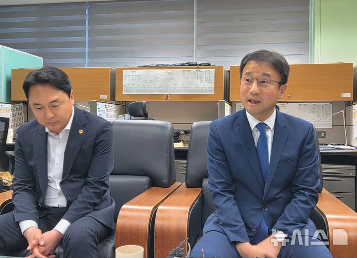 [전주=뉴시스] 김민수 기자= 한병도 더불어민주당 원내대표(오른쪽)가 11일 전북특별자치도의회 기자실에서 지방선거에 임하는 전략 등에 대해 입장을 밝히고 있다. 2026.05.11 leo@newsis.com *재판매 및 DB 금지