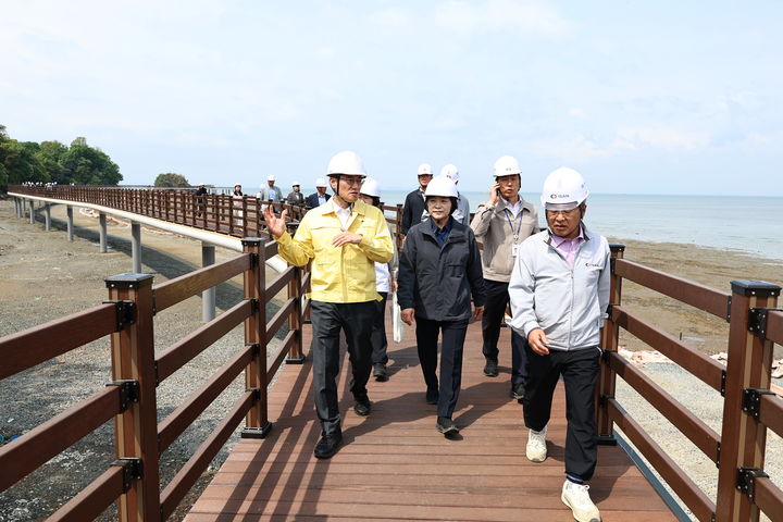 [화성=뉴시스] 윤성진 화성시장 권한대행이 11일 6월 임시개통을 앞둔 황금해안길 해안데크를 걸으며 시설 안전 상태를 점검하고 있다. (사진=화성시 제공) 2026.05.11. photo@newsis.com *재판매 및 DB 금지