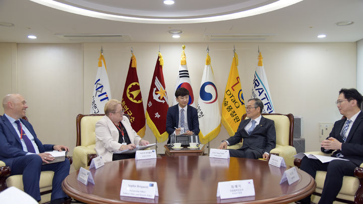 [서울=뉴시스] 11일 정부과천청사에서 개최된 제2차 한·나토 방산협의체에 앞서 이용철 방위사업청장이 나토 방위혁신군비실장과 면담하고 있다. (사진=방위사업청 제공) 2026.05.11. photo@newsis.com *재판매 및 DB 금지