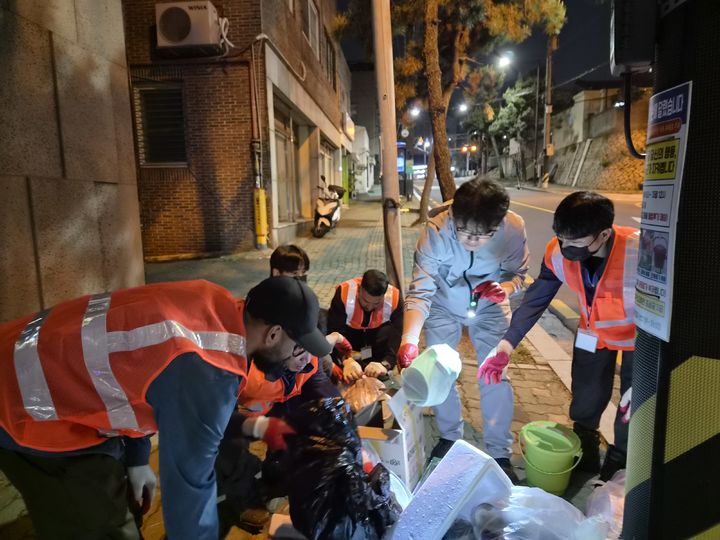 [울산=뉴시스] 울산 동구 외국인 자원봉사자와 함께하는 클린 홍보단이 쓰레기 무단 투기를 단속 중이다. (사진=동구 제공) 2026.05.11. photo@newsis.com *재판매 및 DB 금지
