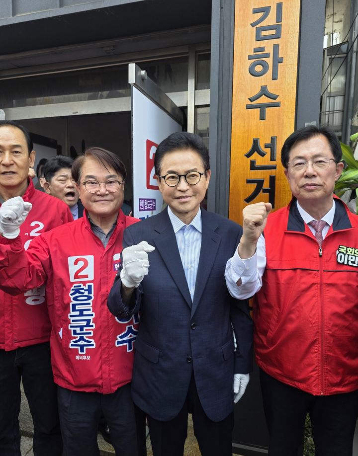 11일 열린 국민의힘 김하수 청도군수 후보(왼쪽서 두번째) 선거사무소 개소식에서 이철우 경북지사 후보, 이만희 국회의원이 선거승리를 다짐하고 있다. (사진=김 후보 선거캠프 제공) *재판매 및 DB 금지