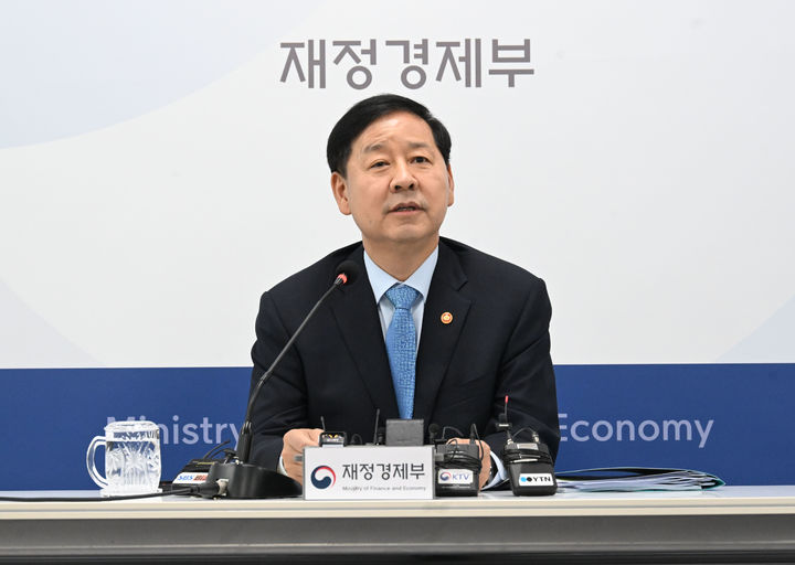 [세종=뉴시스] 구윤철 경제부총리 겸 재정경제부 장관이 11일 정부세종청사 기자실에서 기자간담회 모두발언을 하고 있다. (사진=재정경제부 제공) *재판매 및 DB 금지